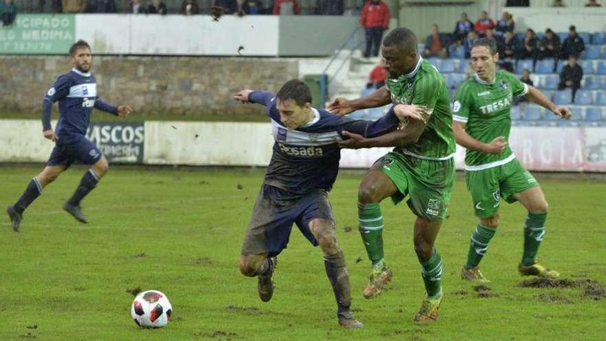 Fassani protege el balón ante Makiadi en el Marino-Lealtad de la primera vuelta.