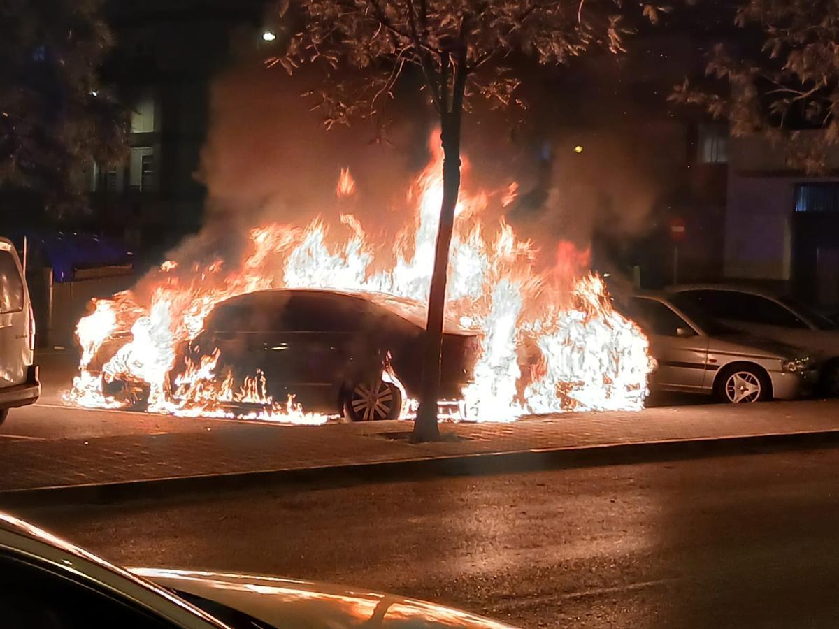 Uno de los coches calcinados.