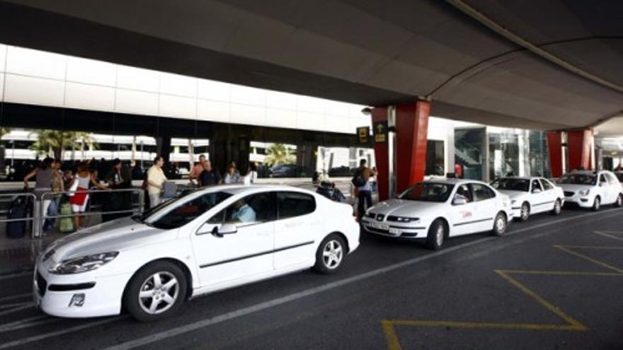 Agreden a un taxista que increpó a un “conductor pirata”