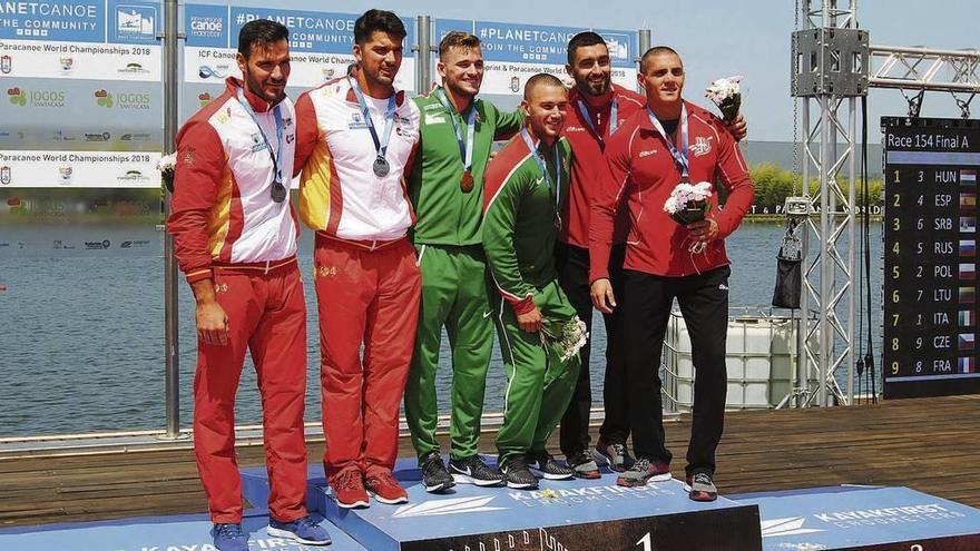 Craviotto y Toro, en el podio tras recibir su medalla de plata.