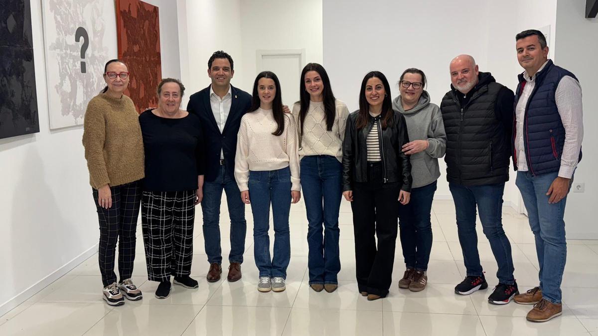 Sagredo con la presidenta de la JLF, la concejala de Fiestas y miembros de la comisión del museo fallero
