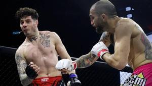 Los luchadores Enrique Wasabi Marín y Francesco Moricca en un combate de artes marciales mixtas (MMA).