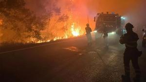 Trabajos de la UME y de los Bomberos en Aragón. En la foto, un bombero de Sarga controla las llamas durante la madrugada del pasado sábado.