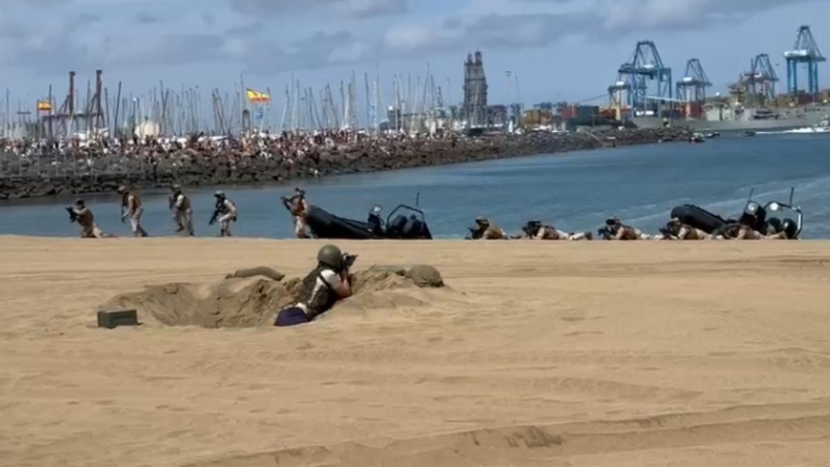 Operación anfibia para recuperar la playa de Las Acaravaneras