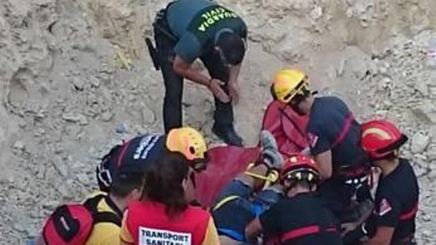 Aparatoso rescate de un operario al caer por una  zanja de gran profundidad