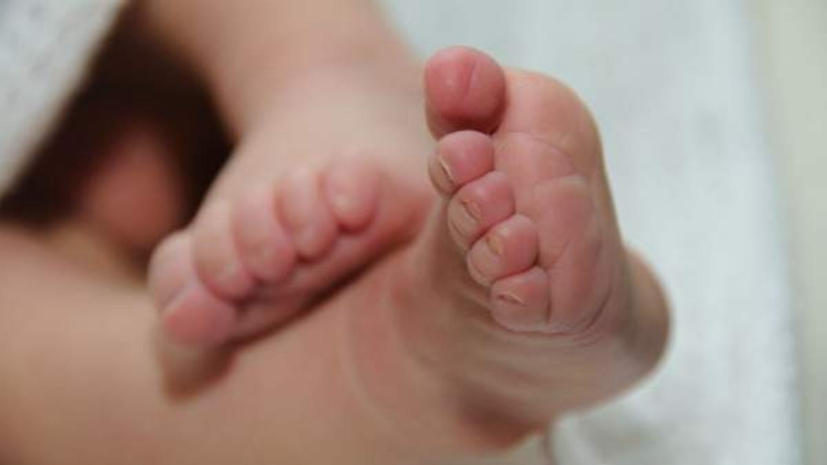 Pies de un bebé recién nacido.