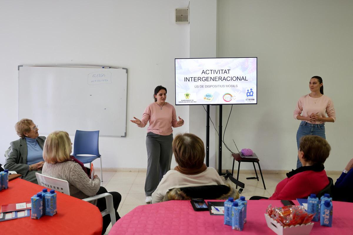 Nerea Jurado y Senda Vázquez, de pie, durante la clase sobre el manejo de móviles.