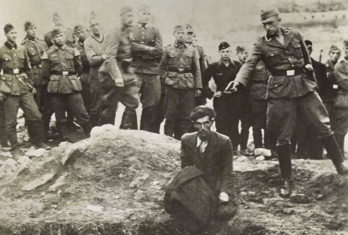 Jacobus Onnen (con el arma en la mano), antes profesor, asesino después. Fotografía publicada por primera vez en 1961 por la desaparecida agencia United Press.