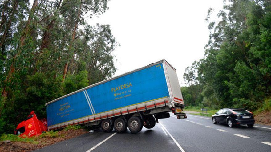 Testigos del accidente aseguran que el camión hizo la tijera // Gustavo Santos