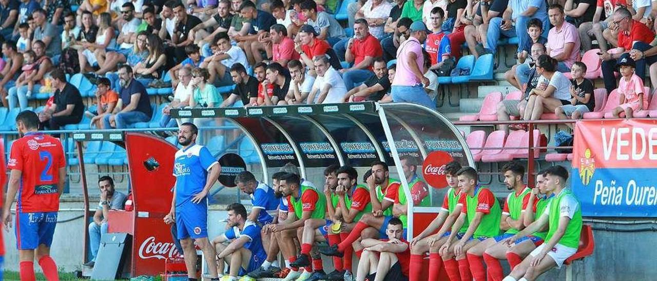 Fernando Currás, con atuendo veraniego, durante uno de los partidos disputados esta temporada en el campo de O Couto. // Iñaki Osorio