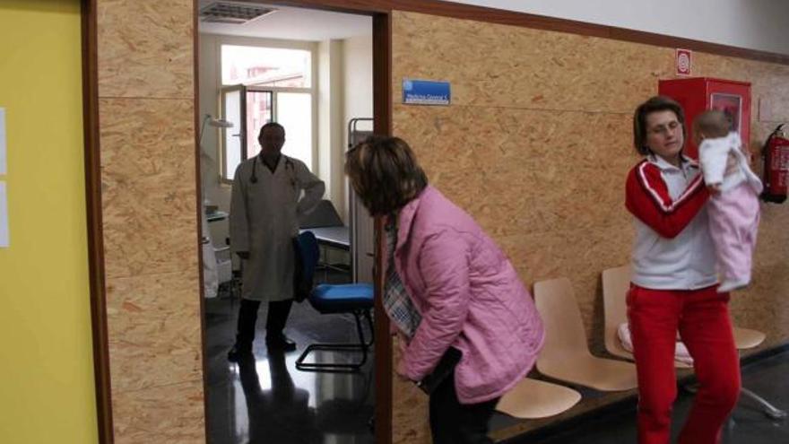 Pacientes esperan antes de entrar en la consulta del médico en el Centro de Salud de Toro.