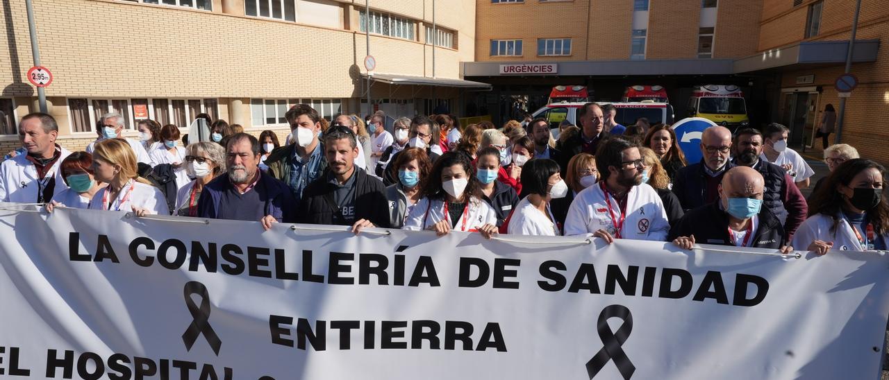 CASTELLON. CONCENTRACION DE LOS SANITARIOS RESPOMSABLES DE LA JUNTA DE PERSONAL DEL HOSPITAL GENERAL.