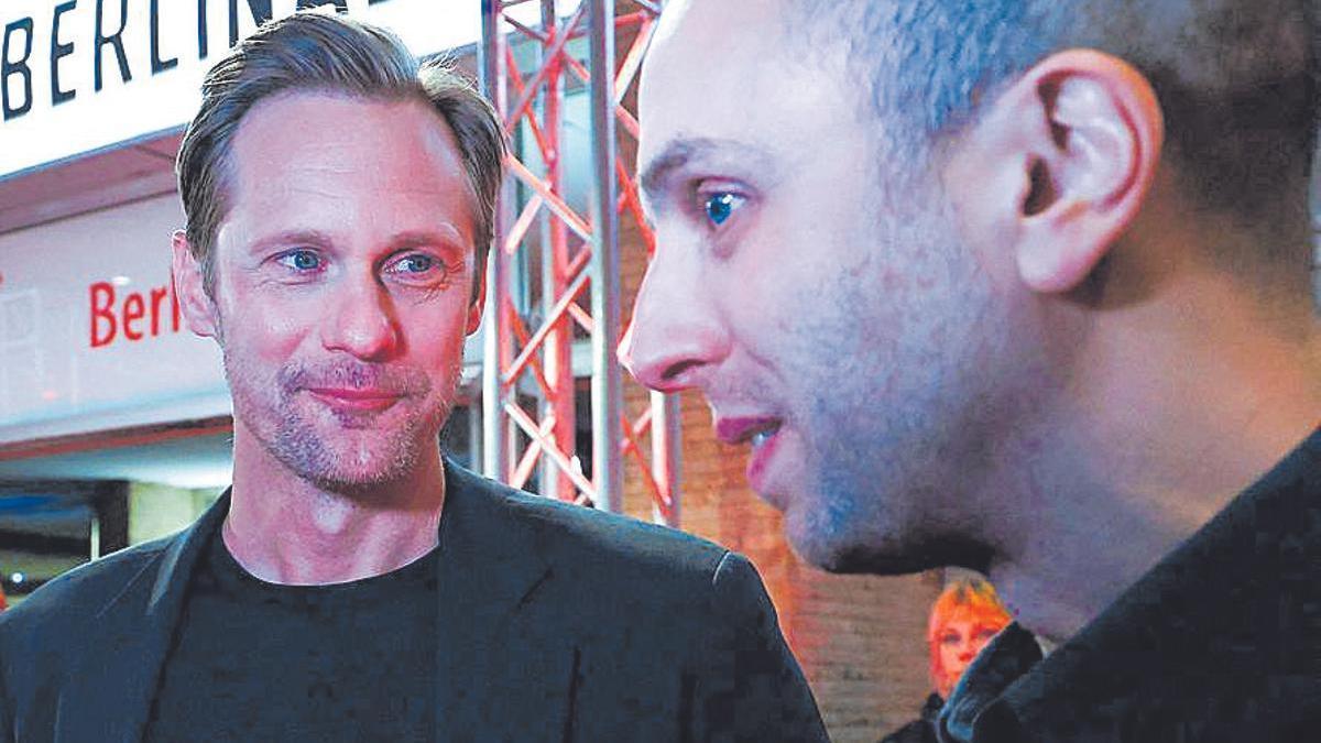 El actor Alexander Skarsgard mirando al director de ’Infinity pool’, Brandon Cronenberg, en la Berlinale 2023.