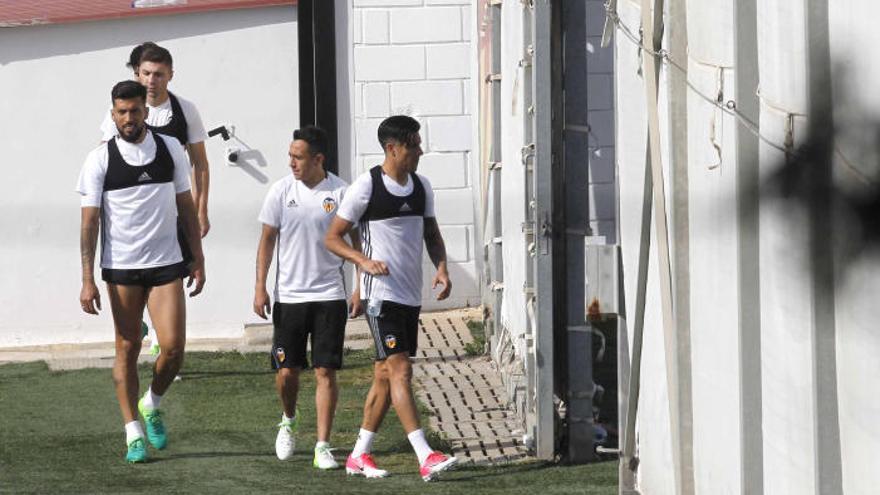 Garay y enzo Pérez, entre algodones.