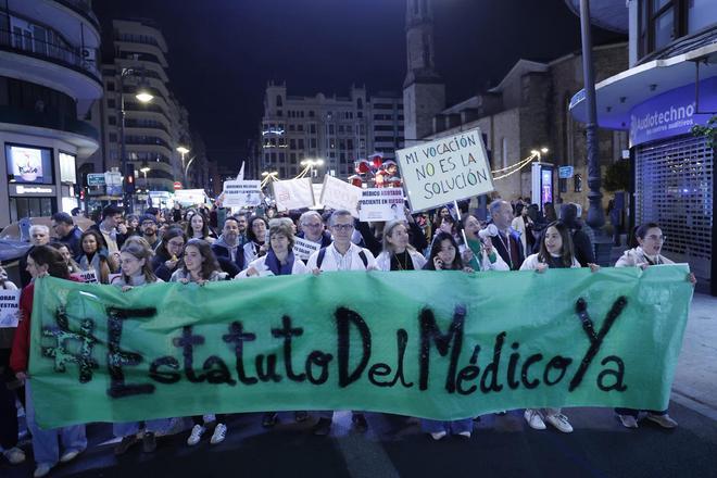 Los médicos cierran su tercera huelga en un año con una manifestación en València