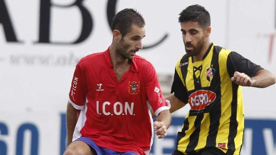 Jesús Varela, del Rápido, presiona a un jugador del Choco durante el partido de ayer. // Ricardo Grobas