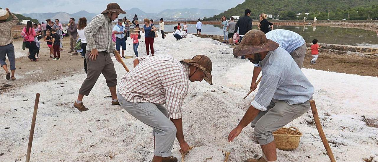 Demostración de la extracción de sal en una edición anterior de la feria. | J. A. RIERA