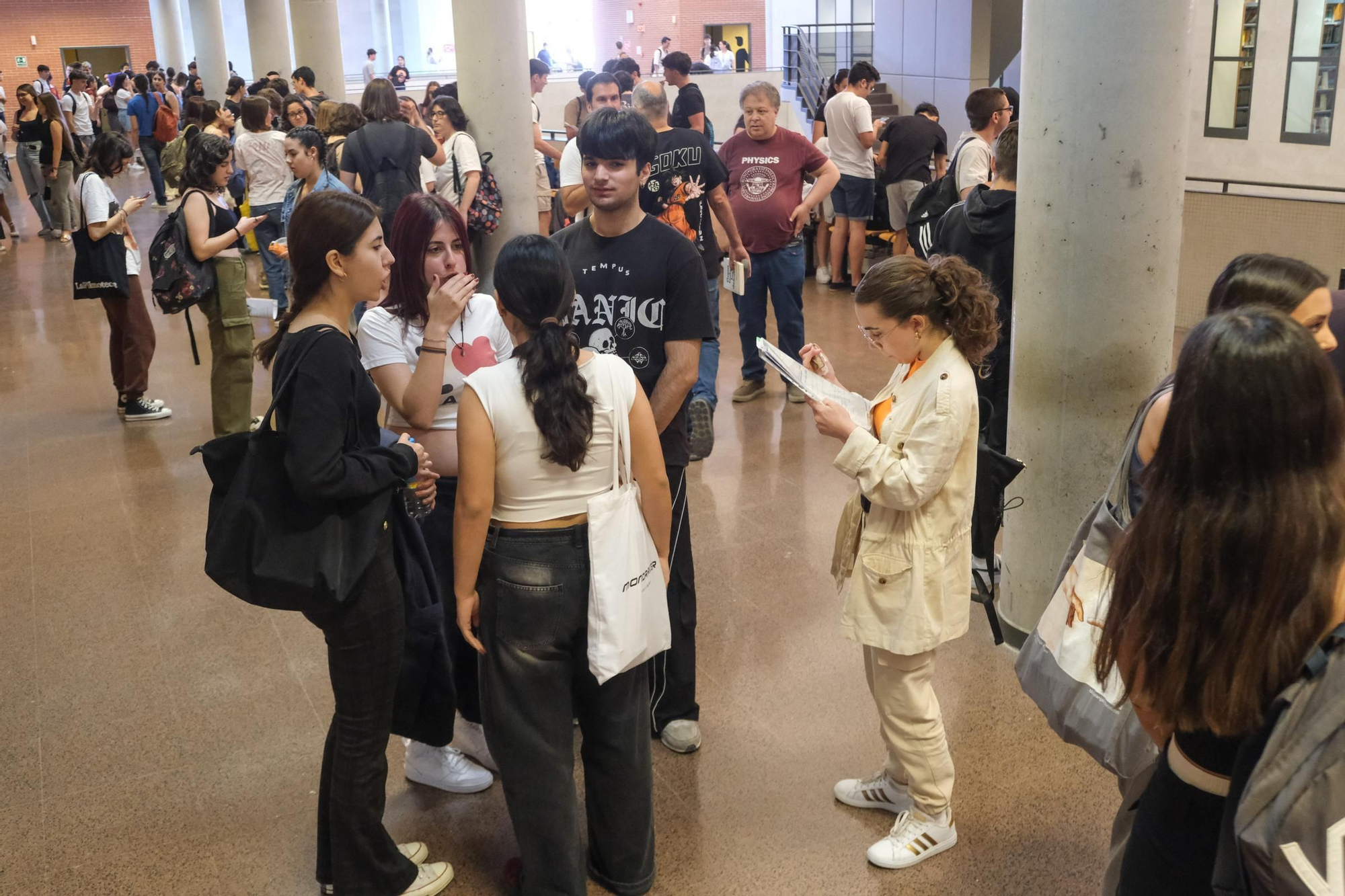 Muchos nervios en el primer día de exámenes de la PAU en Elche