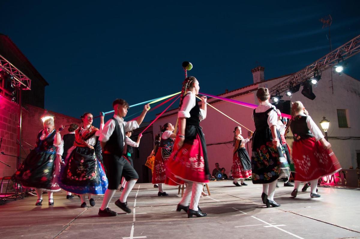 Un grupo de chicos y chicas villariegos bailan el Torcido del Cordón.