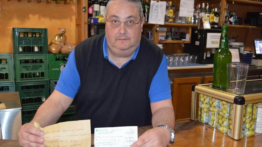 Amable Bedriñana, con los talones que le enviaron los supuestos clientes de Londres.