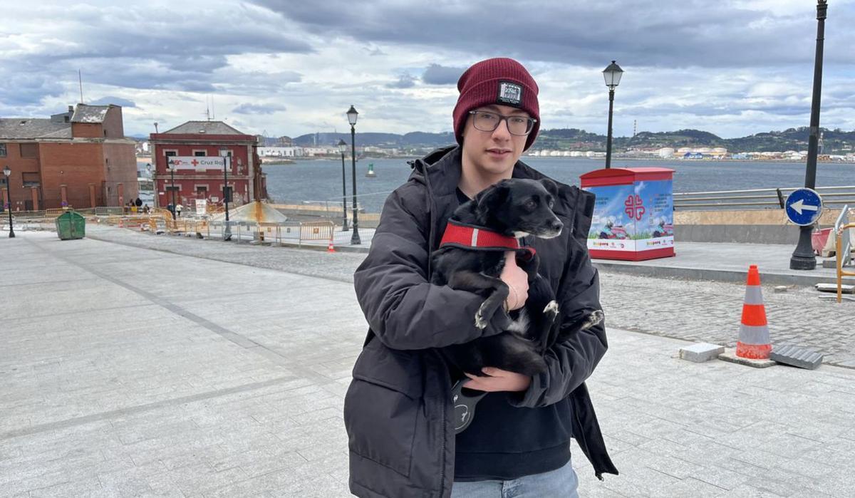 Matías Alamino con su perra «Olivia», en la calle Subida al Cerro.