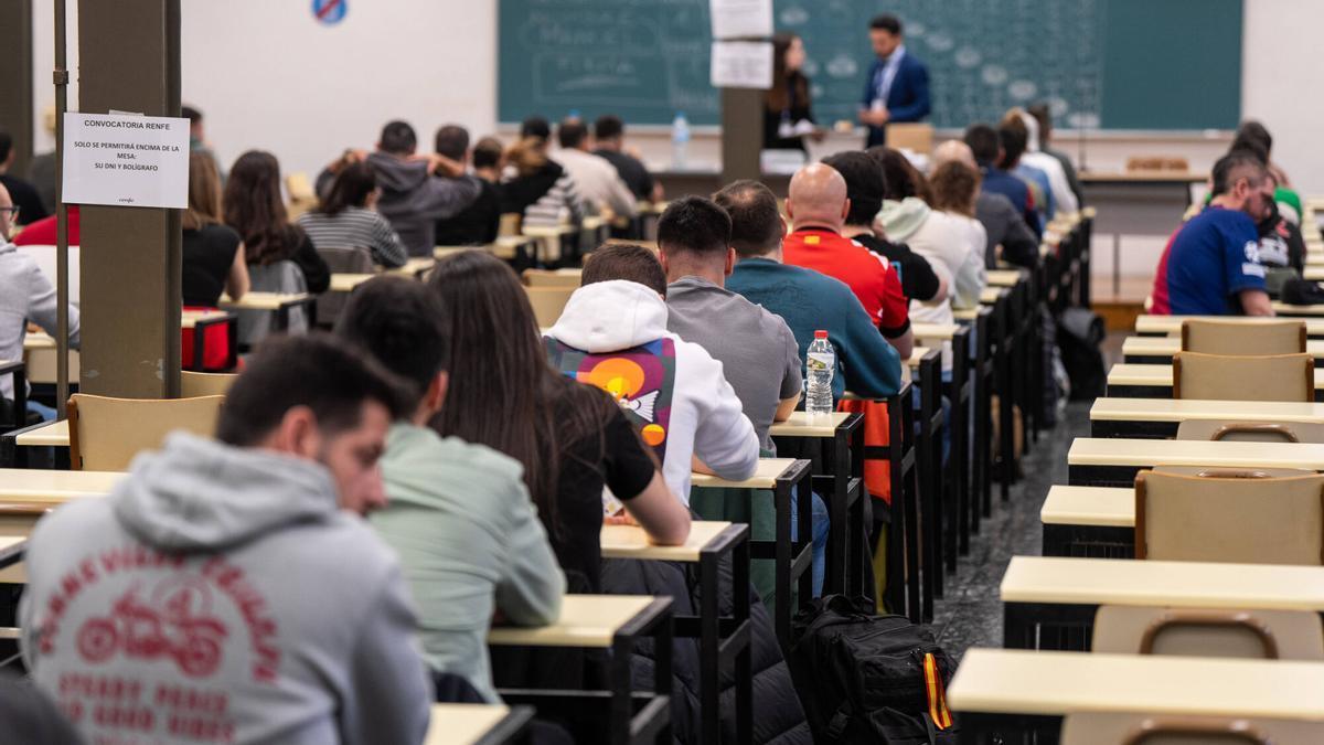 Aspirantes durante un examen de oposición.