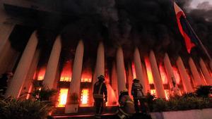 Espectacular incencio en la histórica oficina de Correos de Manila