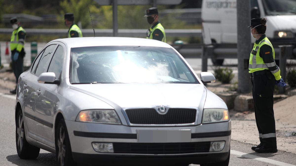 Un guardia civil da el alto a un vehículo