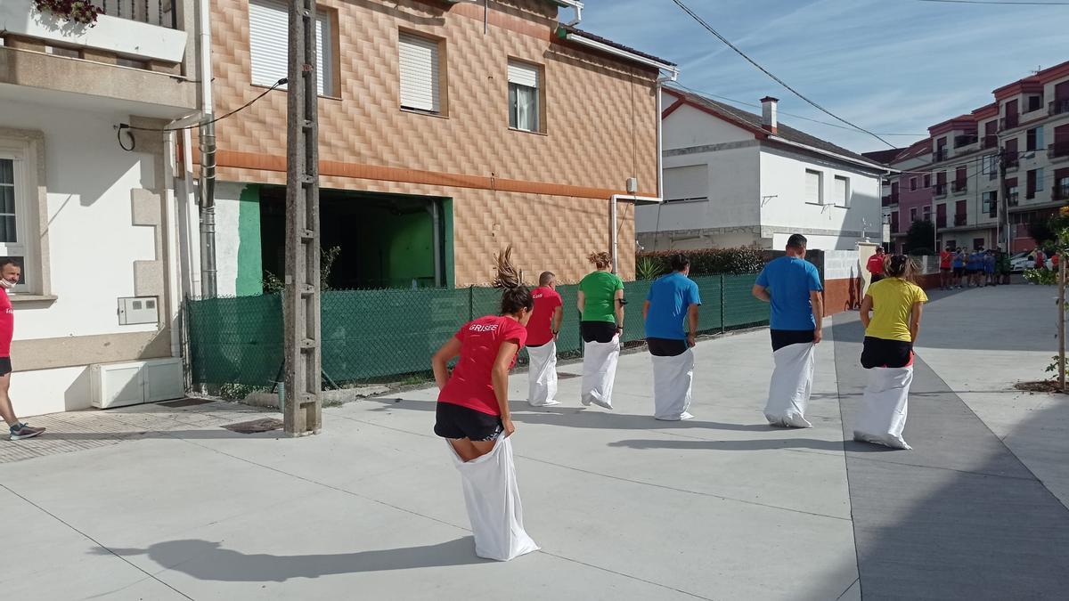 Carrera de sacos.