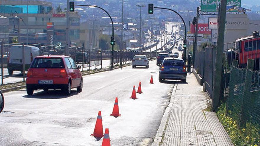 La Policía Local sólo dispone de un pequeño &quot;hueco&quot; en toda la avenida de Madrid por el que puede disparar la cámara del radar a los vehículos que circulan por los carriles centrales. Si bien, esto les obliga a estacionar el coche camuflado sobre la acera y cortando parte de un carril de servicio, como se observa en la fotografía. Una práctica a la que Tráfico pretende dar fin con la instalación de radares fijos.