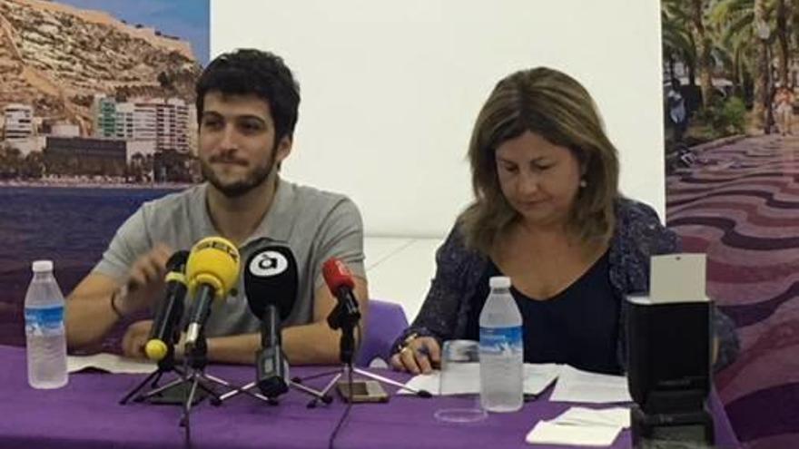 Antonio Estañ y Vicenta Jiménez, ayer en Alicante.