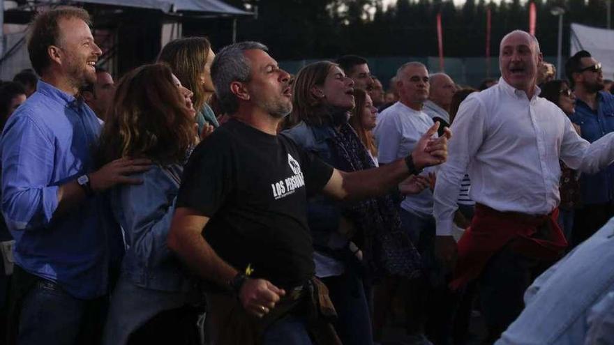 Asistentes al primer concierto del festival, que abrió &quot;La Frontera&quot;.