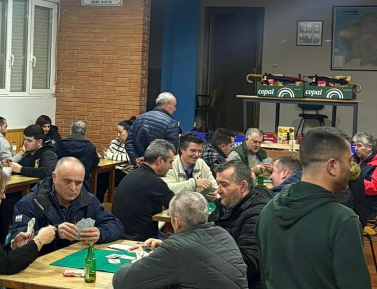 Borja Verea participando no campionato de tute de Arins