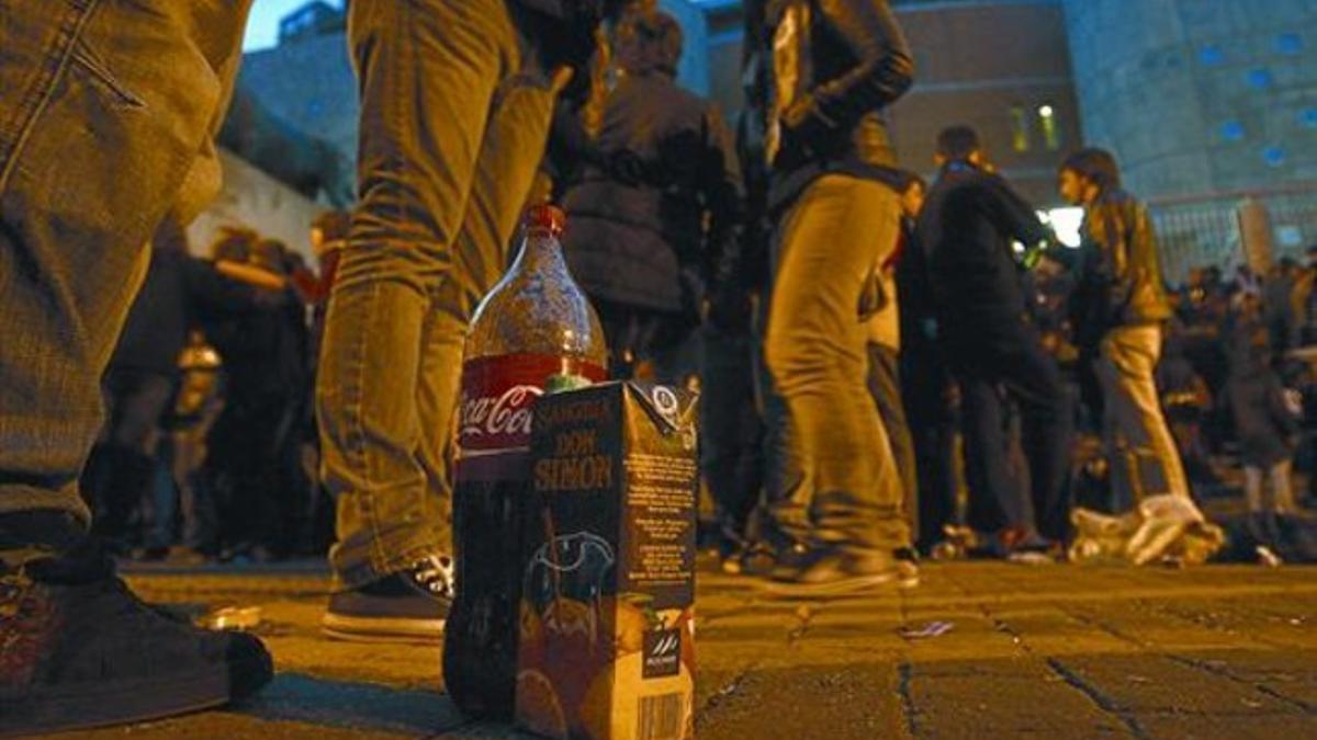 Jóvenes en un botellón celebrado en Madrid.