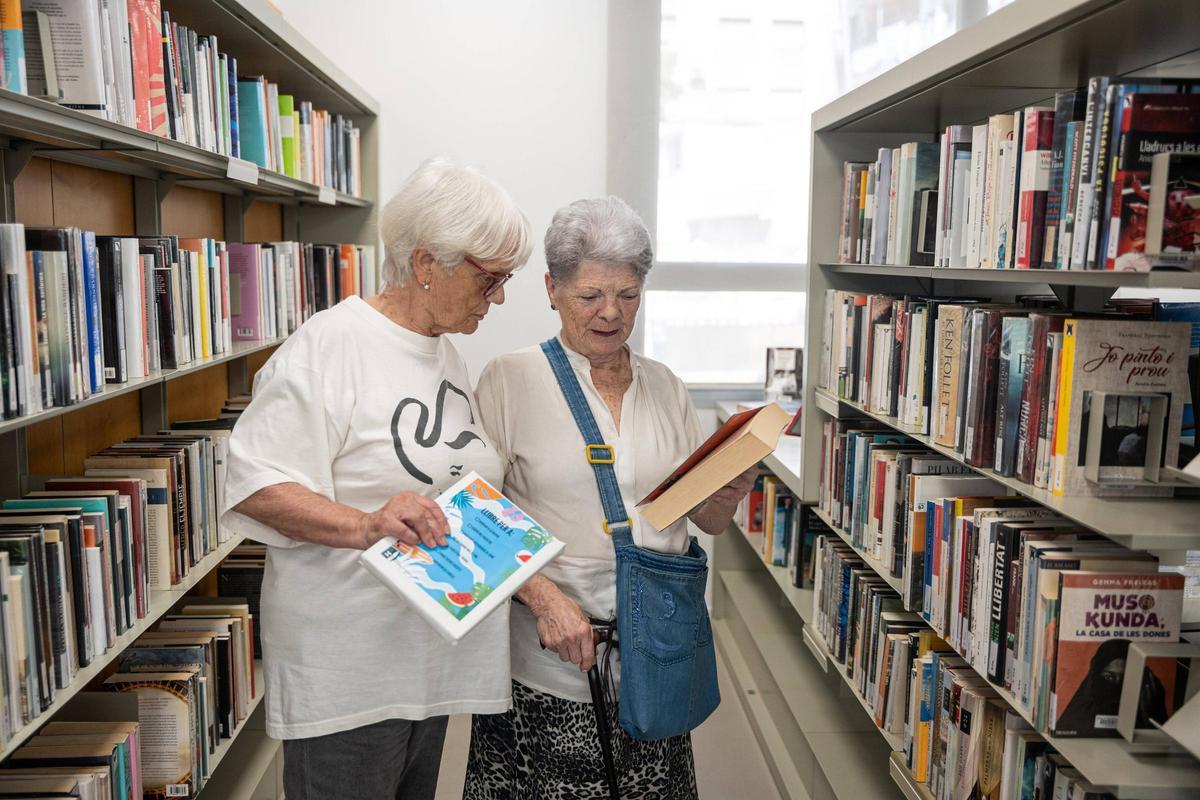 Dos usuarias de la biblioteca Trinitat Vella-J. Barbero, esta semana.