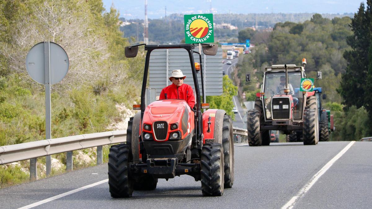 La marcha lenta de Unió de Pagesos, este martes entre el Morell y Tarragona.