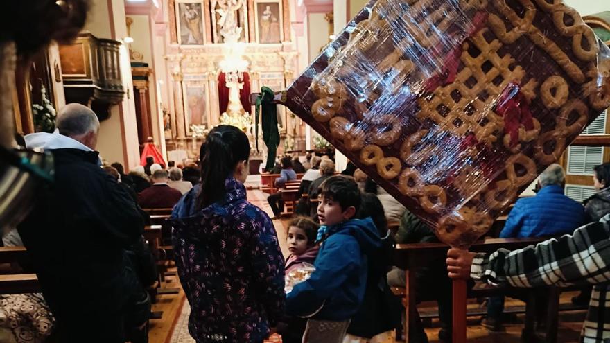 Vecinos de Tábara y de Muelas celebran las romerías del Lunes de Pascua en las iglesias por la lluvia. | Ch. S.