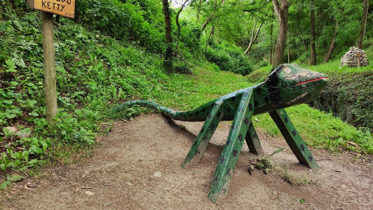 Estatua del dragón de komodo en el Bosc Encantat.