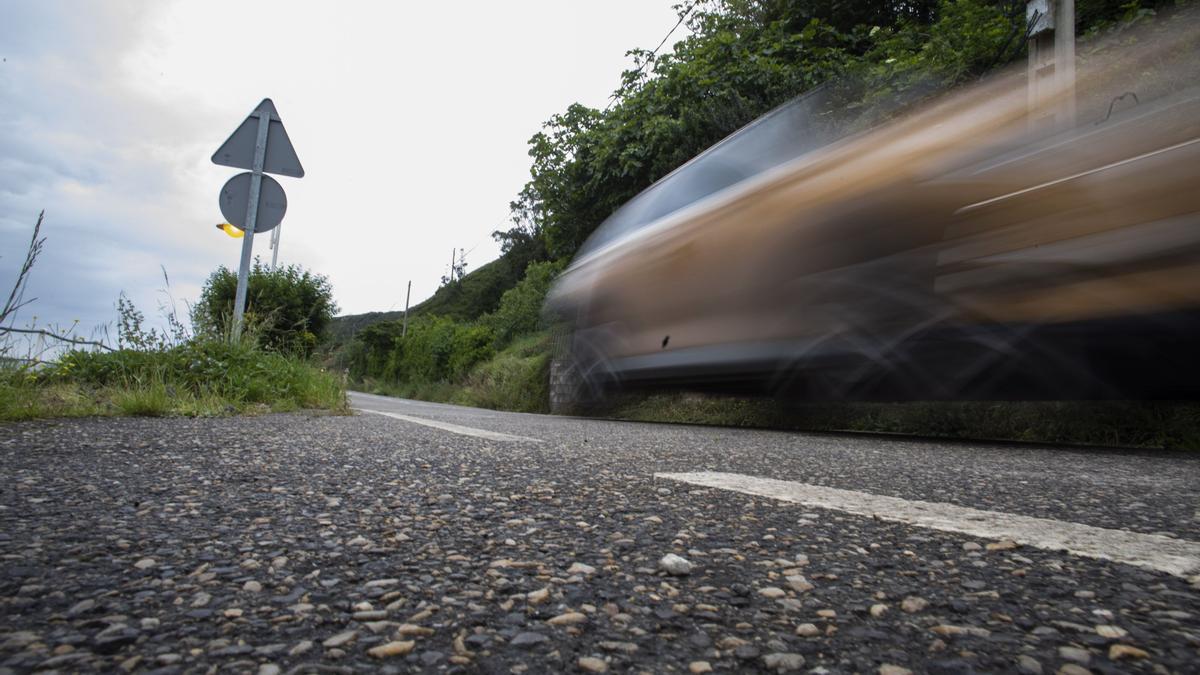 Un coche circulando por la carretera al faro.