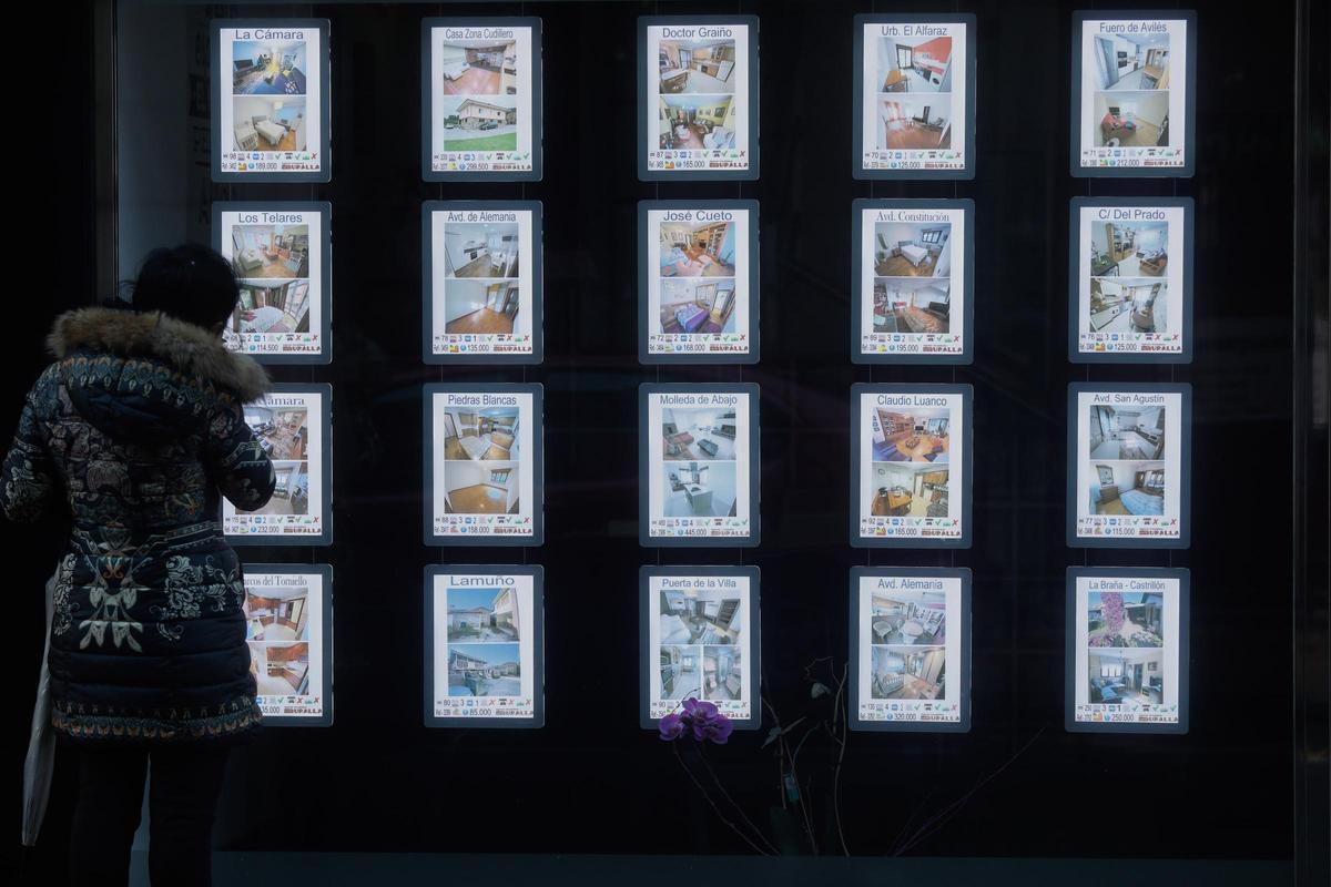 Escaparate de una inmobiliaria de Avilés, en una imagen de archivo.