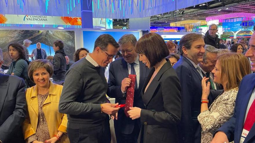 Ximo Puig con la corbata de los zapatos que le regaló el alcalde de Elda ayer en Fitur en presencia de la ministra Diana Morant.