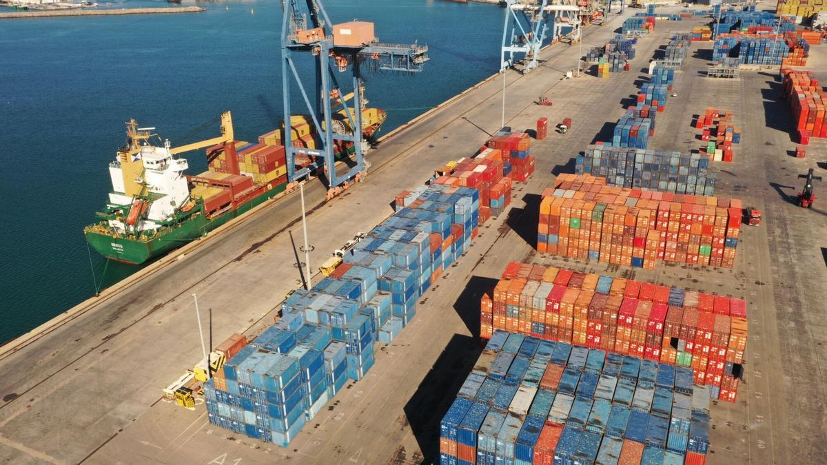 Movimiento de contenedores en el puerto de Castellón.