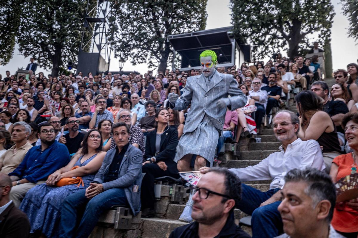 Nao Albet que interprea a Mackie el Navaja en 'L'Òpera de tres rals' en el Teatre Grec, producción inaugural que celebra los 50 años del festival y del Teatre Lliure.