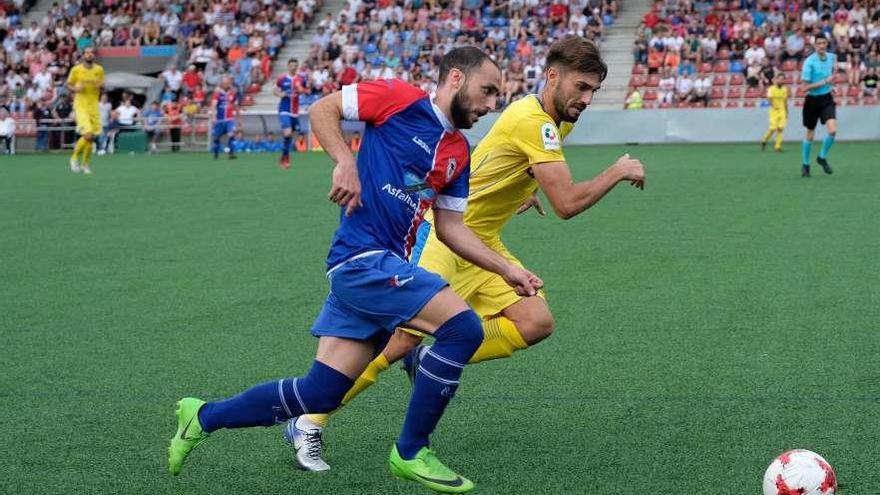 Pablo Acebal trata de superar a un jugador del Orihuela.