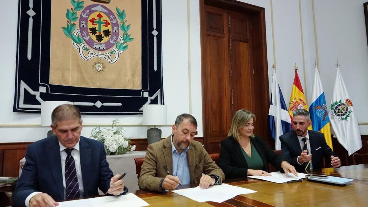 Firma del acuerdo para la retransmisión del Carnaval de Santa Cruz.