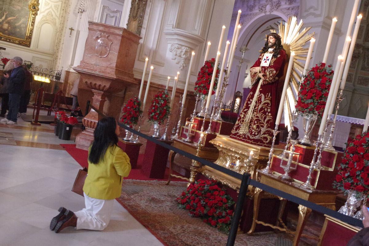 "Siempre se cumple uno": la fe de las tres monedas en el Cristo de Medinaceli