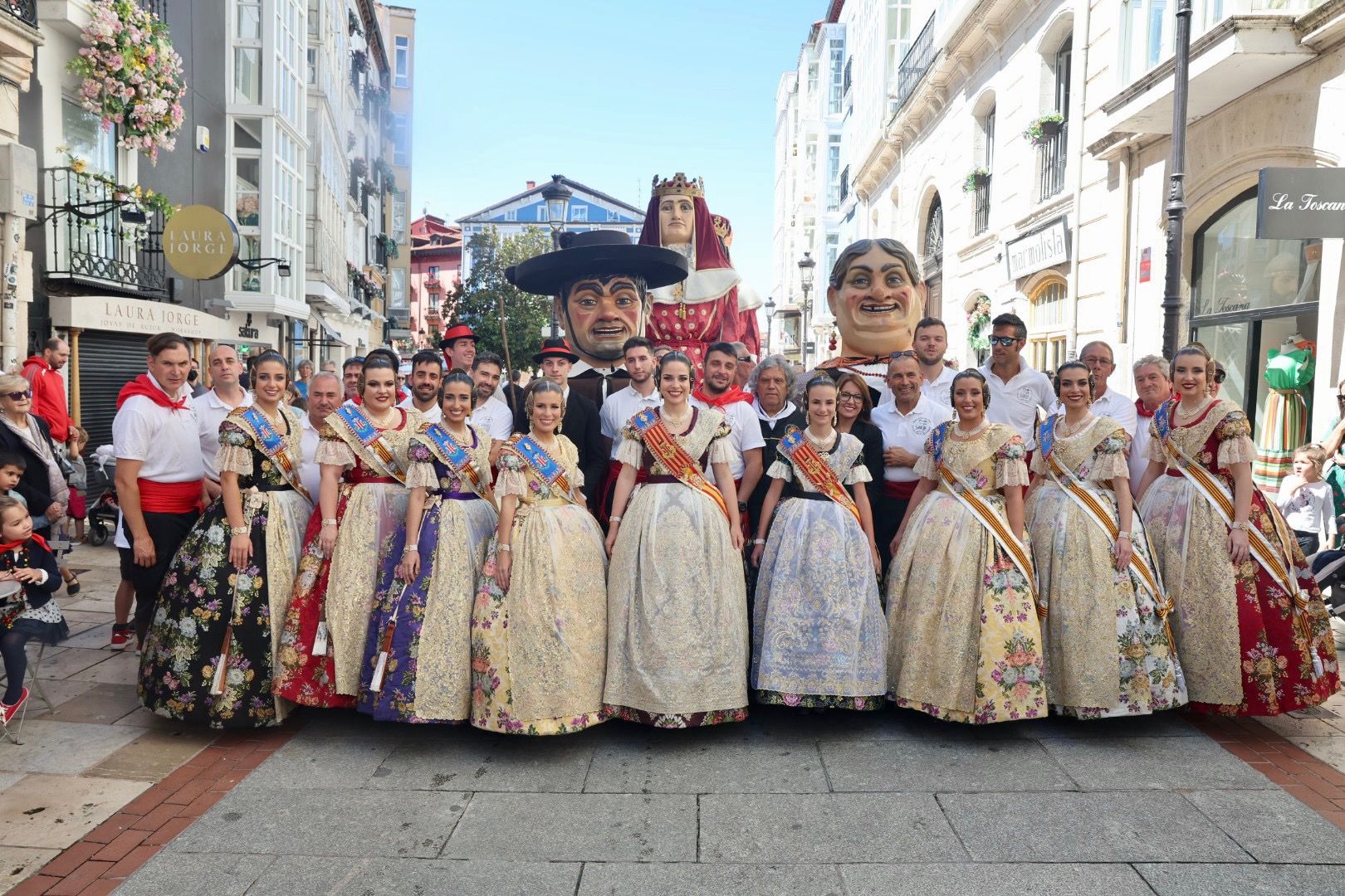 Danzantes y Gigantillos de Burgos para Carmen, Nerea y la corte mayor