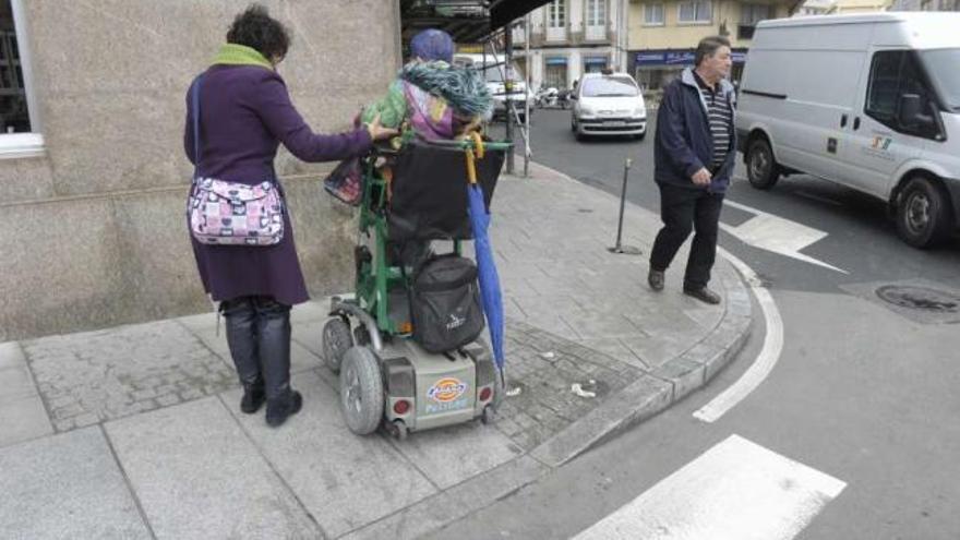 Una persona en silla de ruedas cruza un paso de peatones en A Coruña.  // Víctor Echave