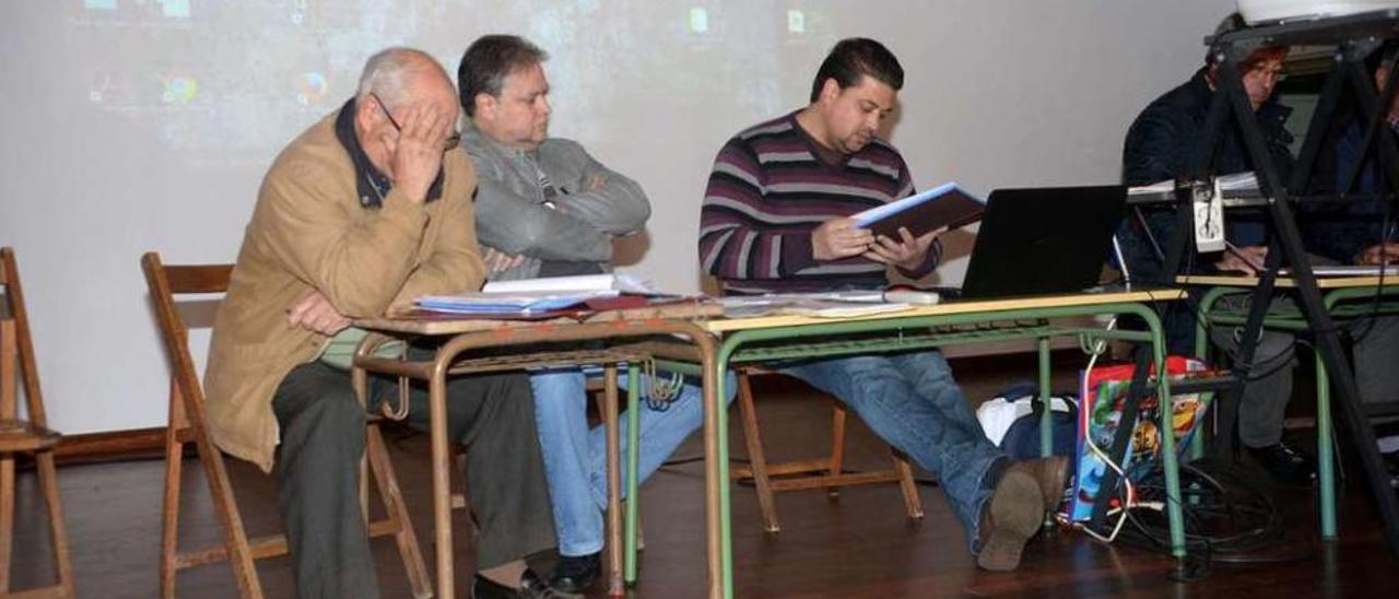 Directiva de los comuneros de San Miguel de Deiro durante la asamblea. // Noé Parga