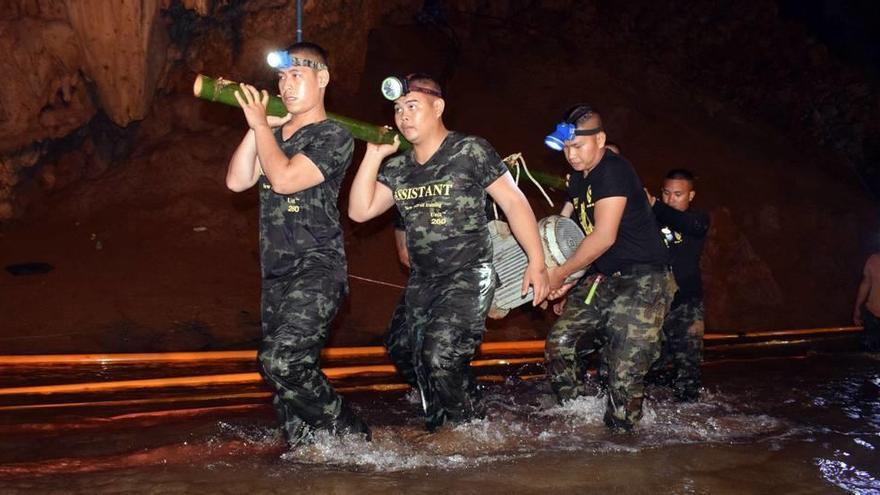 Varios miembros del equipo de rescate mientras intentaban drenar el agua de la cueva. ROYAL THAI ARMY HANDOUT